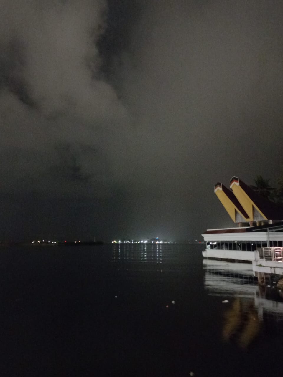 Warga Pulau Lae-lae Kini Nikmati Listrik 24 Jam, Gubernur: Setelah Puluhan Tahun Redup Akhirnya Terang Benderang